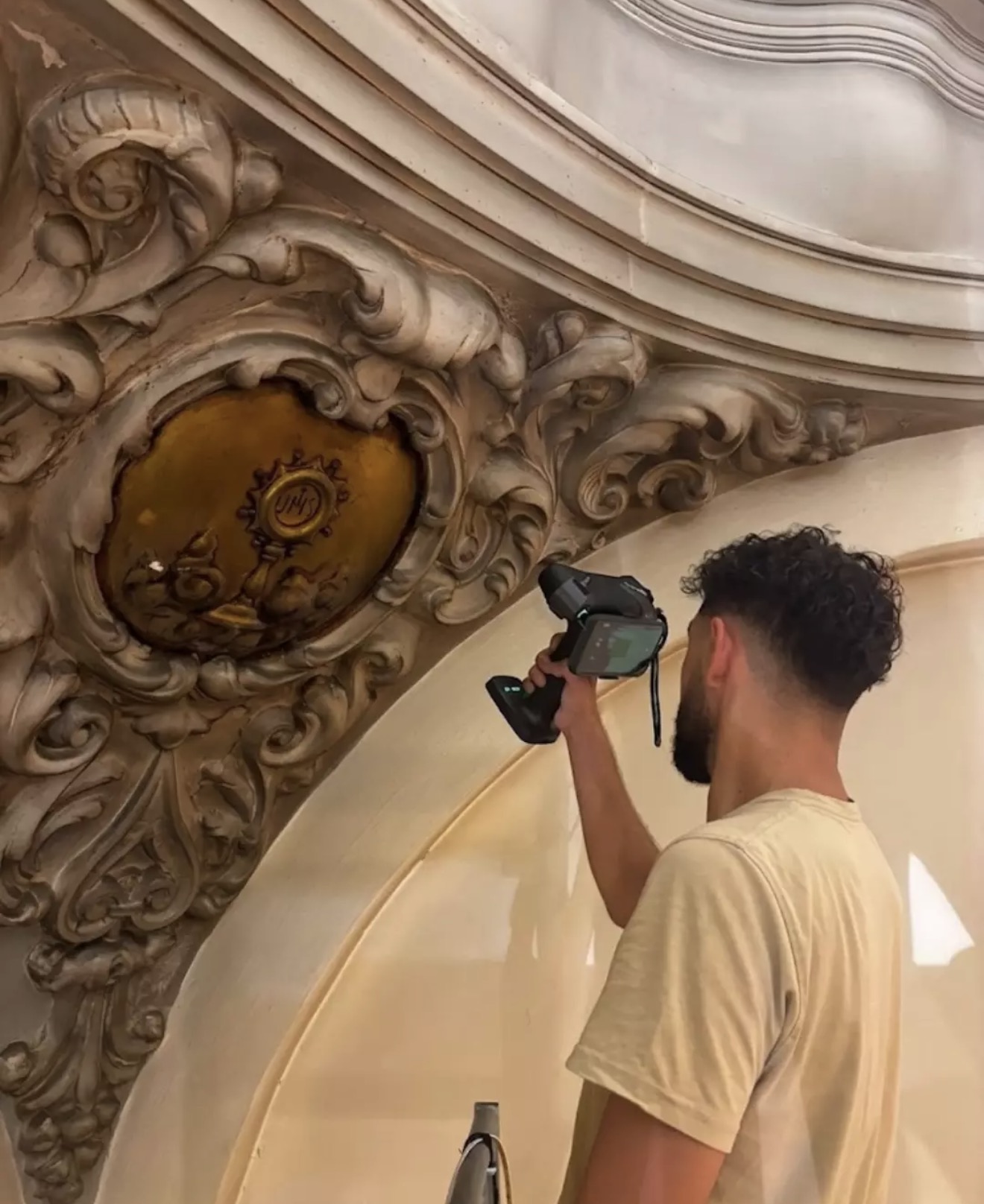Sergio Álvarez Pozo documentando un elemento ornamental in situ